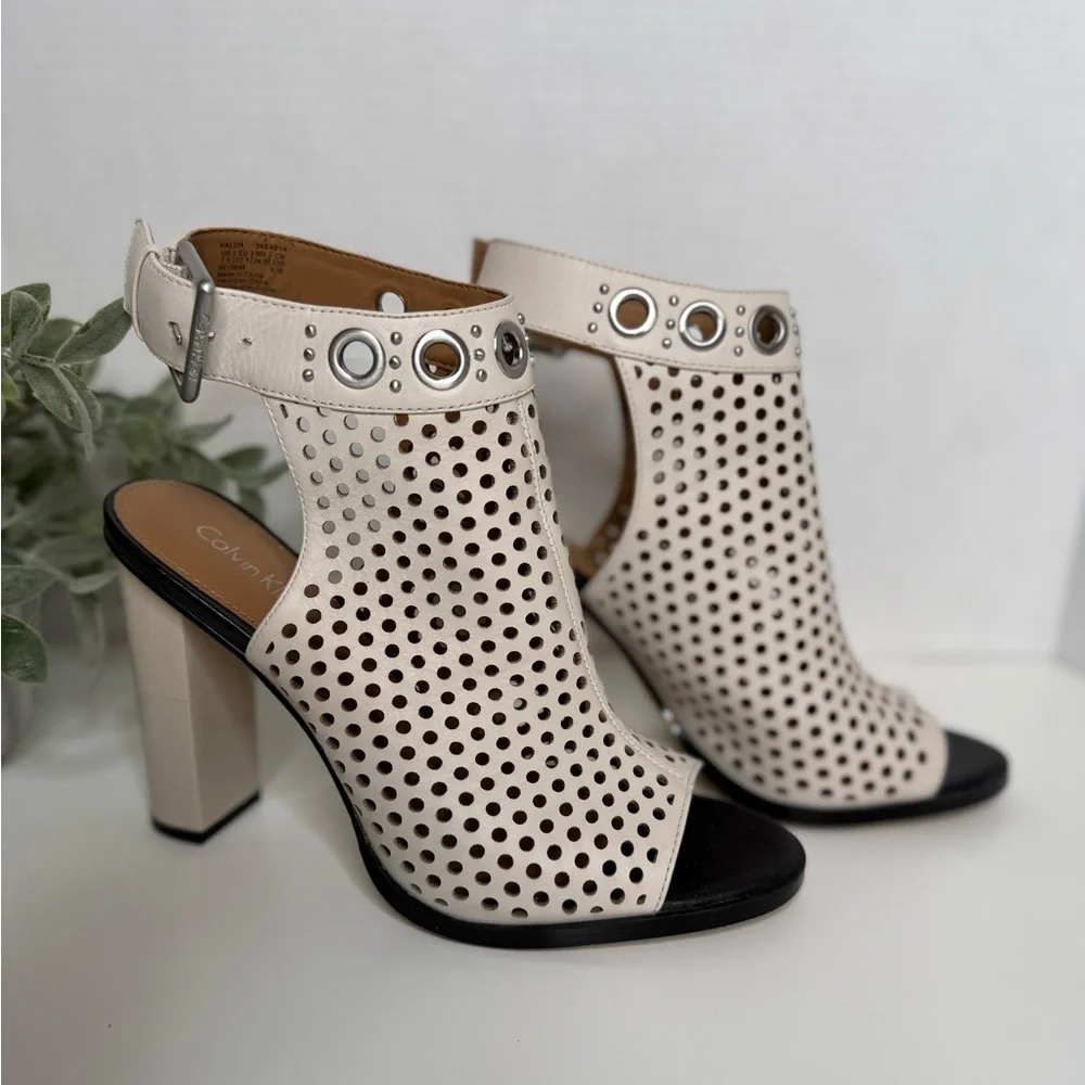 Calvin Klein Kalua Womens Ivory Peep Toe Block Heel Sandals Size 7.5 Streetwear